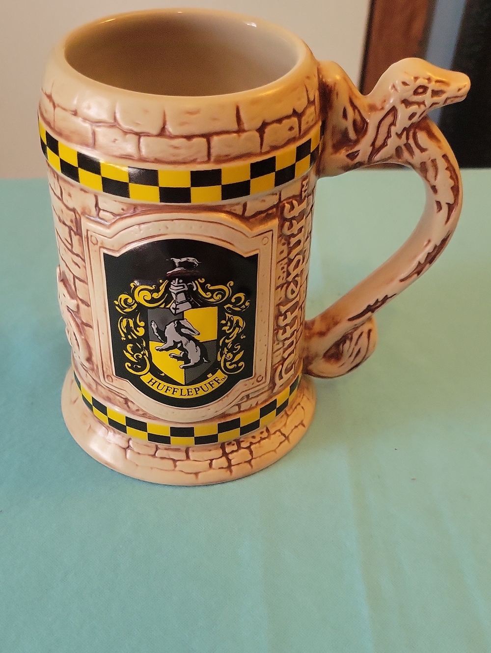 🆕️ Universal Studios Wizarding World of Harry Potter Hufflepuff stein